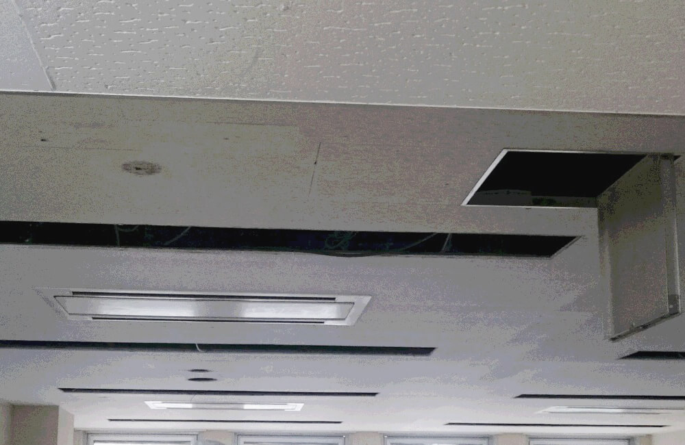 改修前の施設内天井